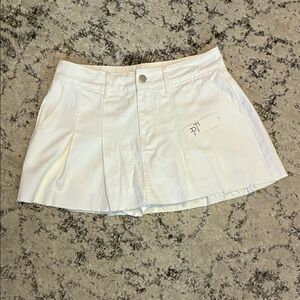 NWT White Pleated Mini Skirt—-Size: Medium